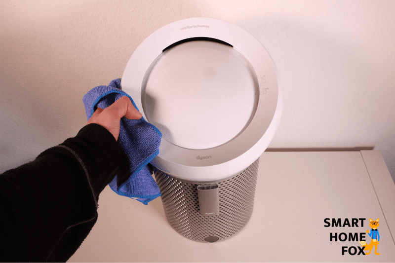 Die Kuppe und der Luftauslass-Ring vom Dyson Pure Cool Me BP01 Luftreiniger und Ventilator wird mit einem trockenen, weichen und fusselfreien Tuch gereinigt.